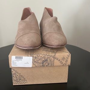 Flat royal beige size 40.5. Never worn. Original packaging